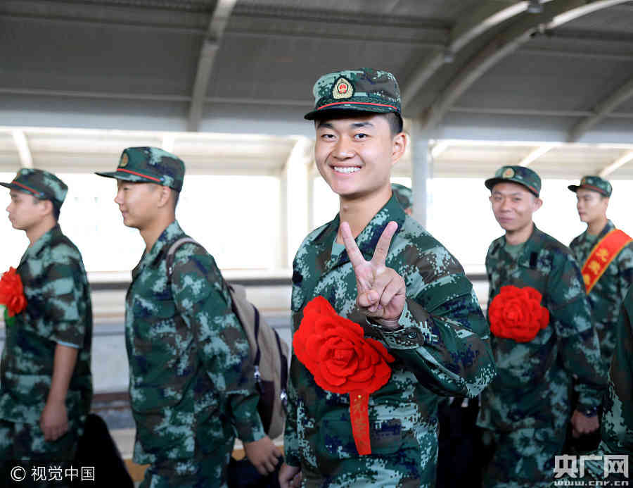 内蒙古边防总队首批新兵入营 40%是大学生