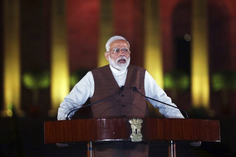 在放缓上，PM Modi评论经济与奈良斯特拉曼，官员