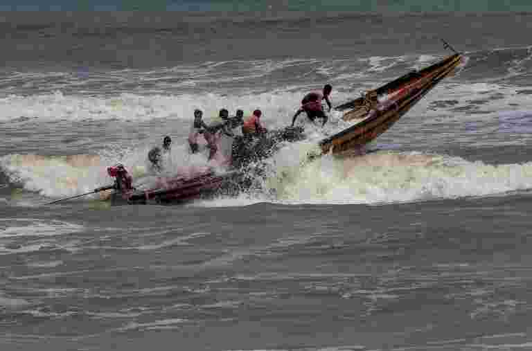 Cyclone Fani：海军，海岸警卫队船舶和转台，NDRF团队沿东海岸部署