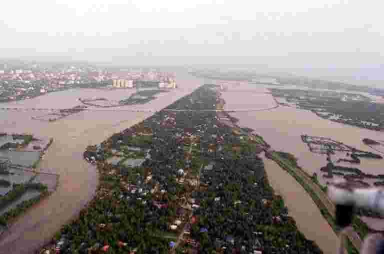 在喀拉拉邦的洪水危机恶化时，在一天中遇难超过100岁