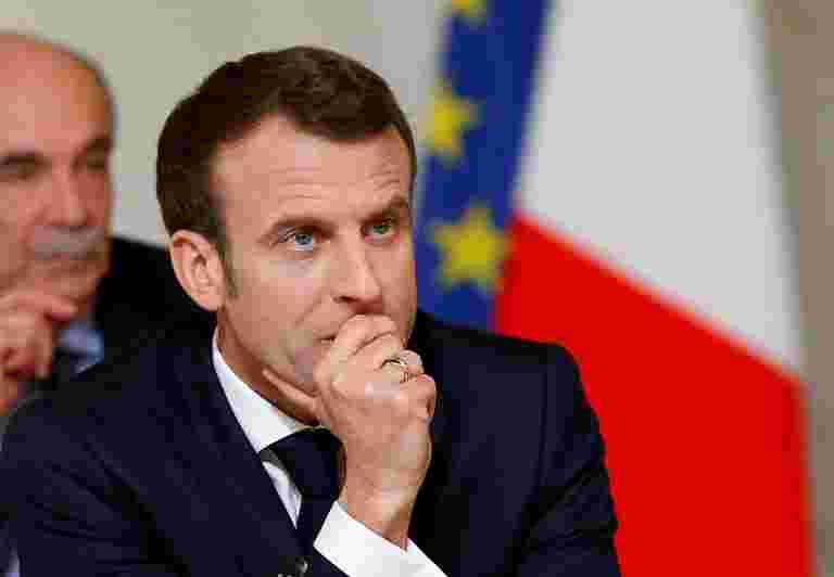 法国的Macron提供税收削减燃烧的&ldquo;黄色背心&rdquo;抗议活动