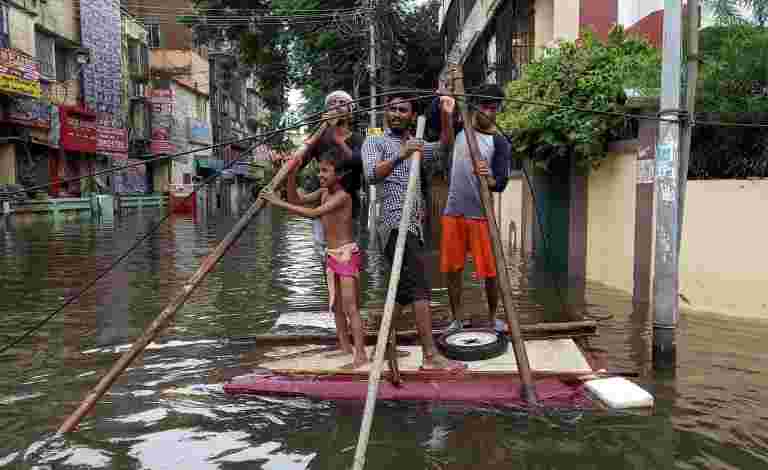 洪水杀死了北方邦和晚期季风爆发的比哈尔