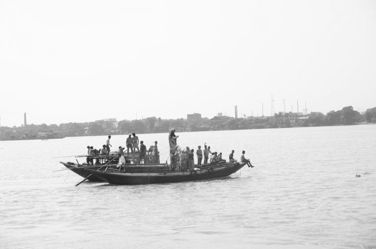 一个缺少船只携带40人倾斜孟买