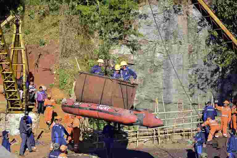 救援人员在Meghalaya的悲剧中找到第二个身体