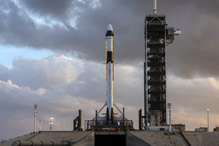 Spacex推出了60个迷你卫星，以便更便宜全球互联网