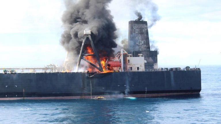 从斯里兰卡海岸开火的油轮支付180万美元
