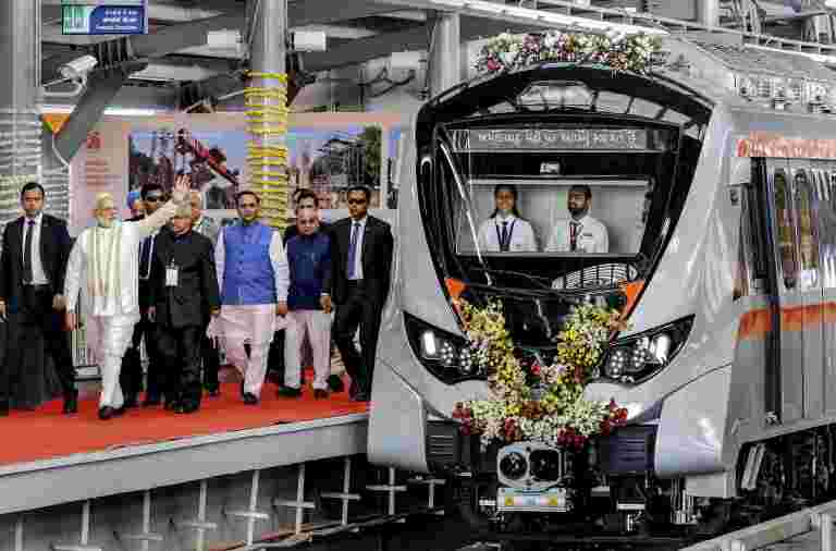 PM Modi Inaugurates Ahmedab​​ad Metro第一阶段，乘坐