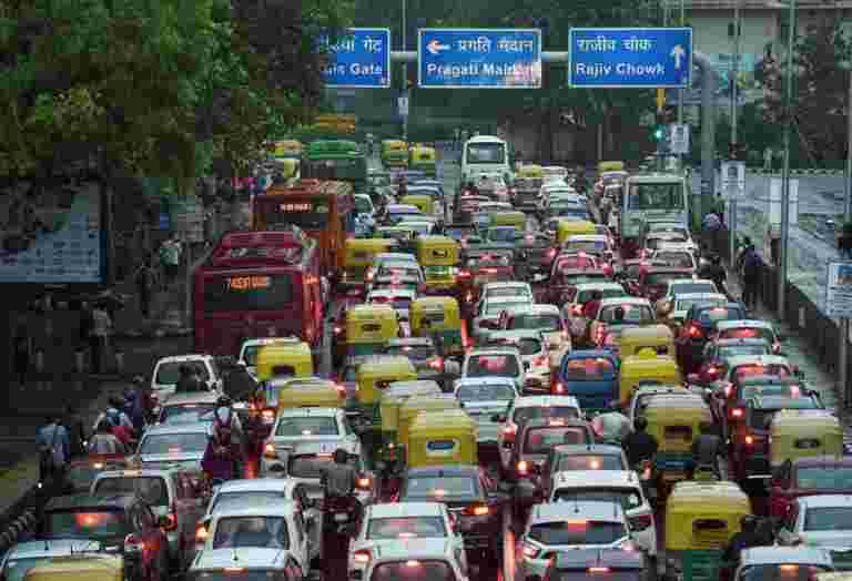 德里警方在新修正的机动车行动的第一天发出3,900个挑战
