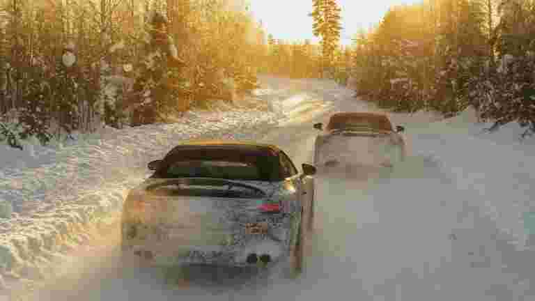 梅赛德斯 - 奔驰300 SL发现在瑞典的雪上被测试