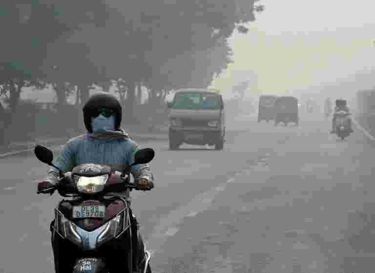 消防员在新德里战斗空气污染