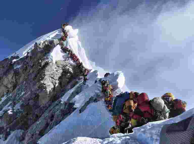 在珠穆朗玛峰的死亡中飙升背后是什么，解释说