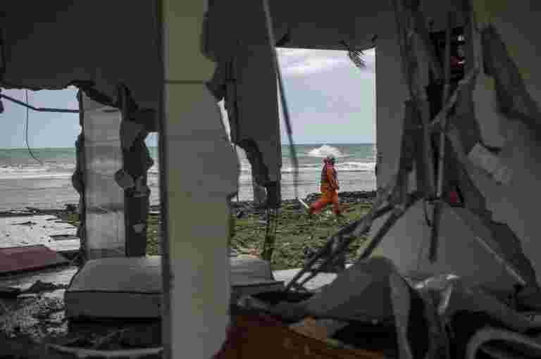 沙丘圣诞节，在海啸袭击印度尼西亚地区的祈祷