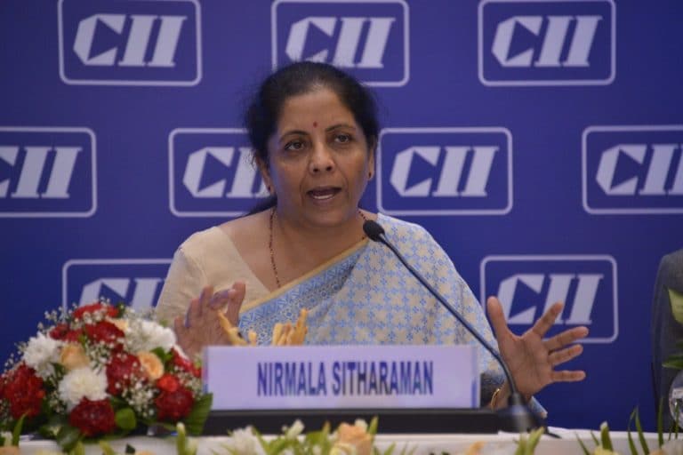 FM Nirmala Sitharaman表示，政府提供特定的部门解决方案来对抗放缓