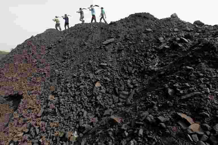 在大型煤炭印度洪水淹没了一个月的产量