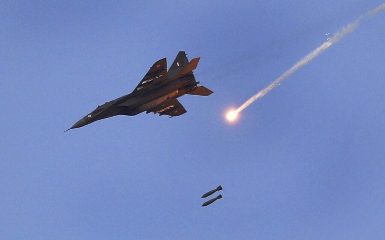 MIG-21在Rajasthan的Bikaner崩溃，飞行员安全地弹出