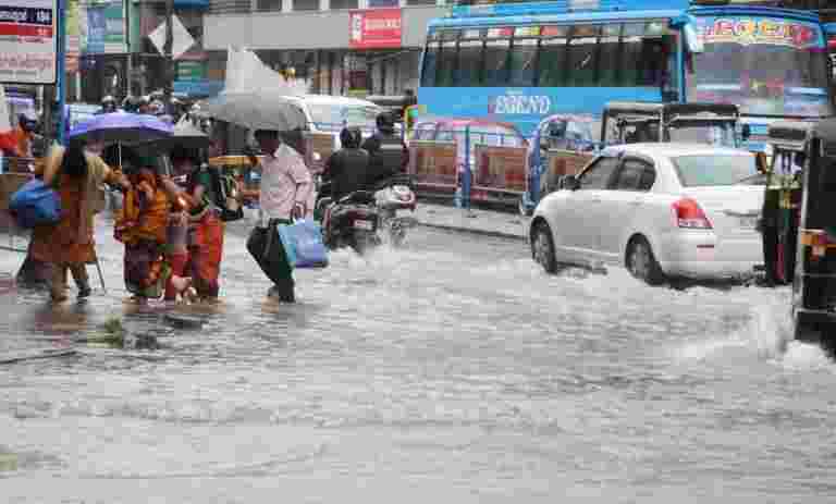 海军救援500强洪水袭击喀拉拉邦
