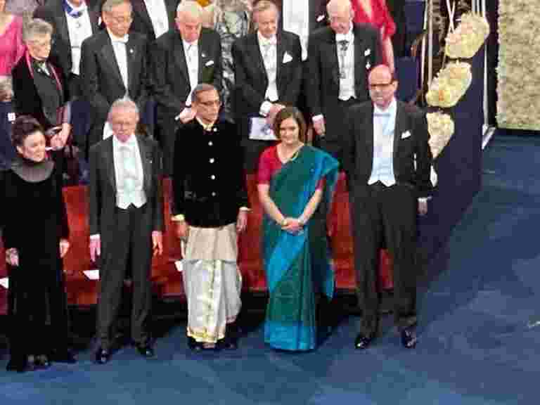 Esther duflo Wears Sari，House Abhijit Banerjee Dhoti在诺贝尔奖颁奖典礼上