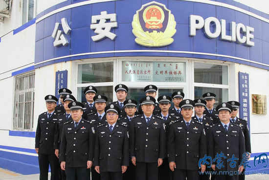 上午10时“九一八”警报拉响，正在忙碌中的满镇二所民警、辅警驻足列队肃立.jpg