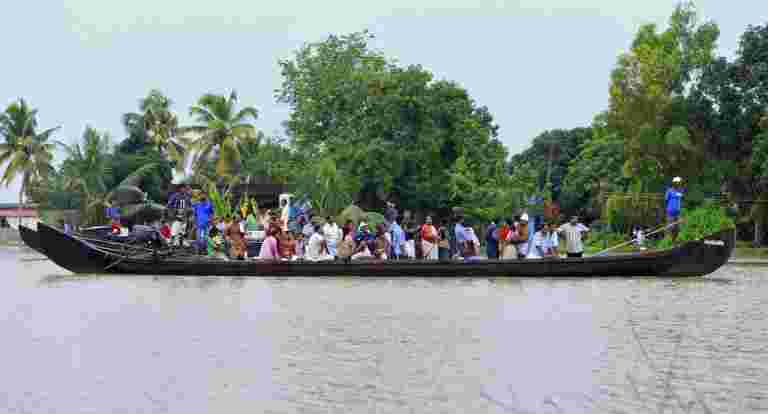 当圣玛甘地动员喀拉拉邦的洪水救济动员了6,000卢比