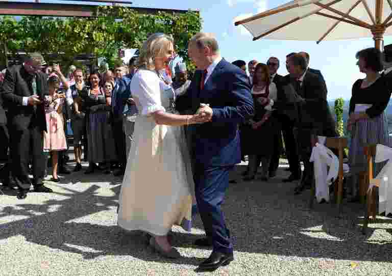 哥萨克和鲜花作为普京舞蹈在奥地利部长的婚礼上