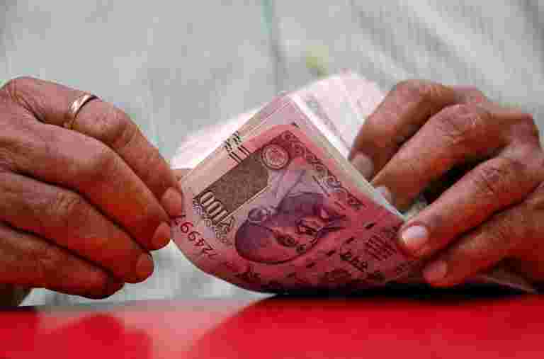 尼泊尔的中央银行宣布禁止100卢比以上的印度支注