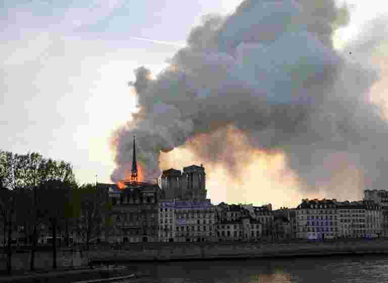巴黎&apos;&apos;历史悠久的Notre-Dame Cathedral被火击
