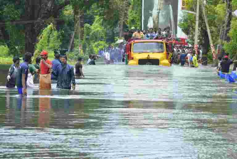 喀拉拉邦洪水：CMDRF越过1000亿卢比，托马斯Issac表示，更多的进来