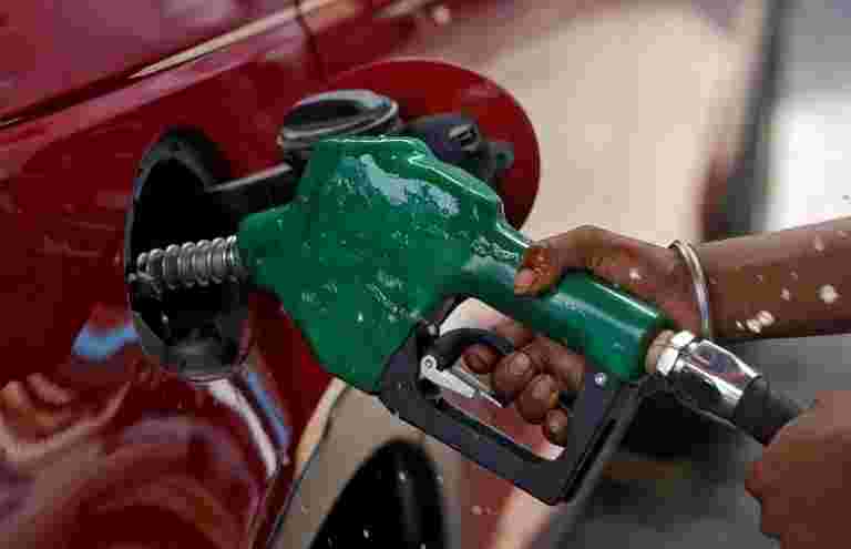汽油，柴油价格下跌周五;在这里查看价格