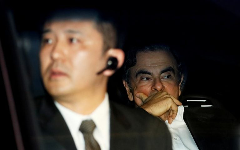 在Cap和Mask，震惊的日产老板Carlos Ghosn在900万美元后离开了日本监狱