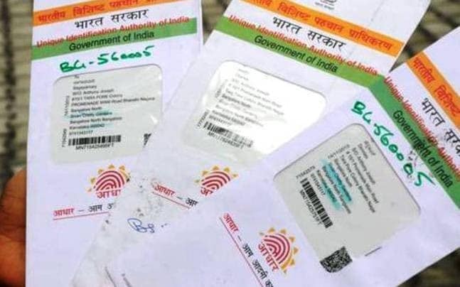 报告说，可以强制将Aadhaar号码与选民ID联系起来