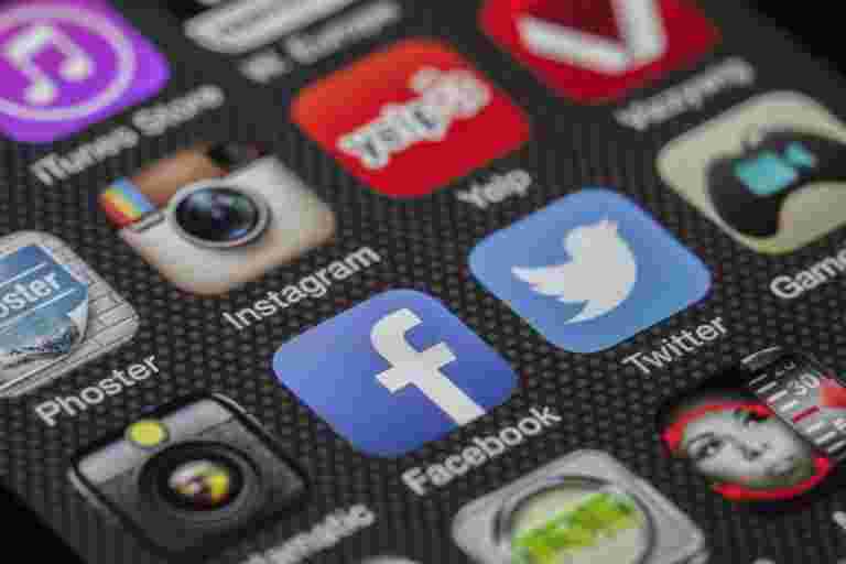 应该禁止社交媒体生活吗？