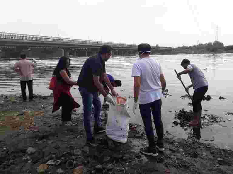 报纸霍克斯负责清洁Yamuna River Banks