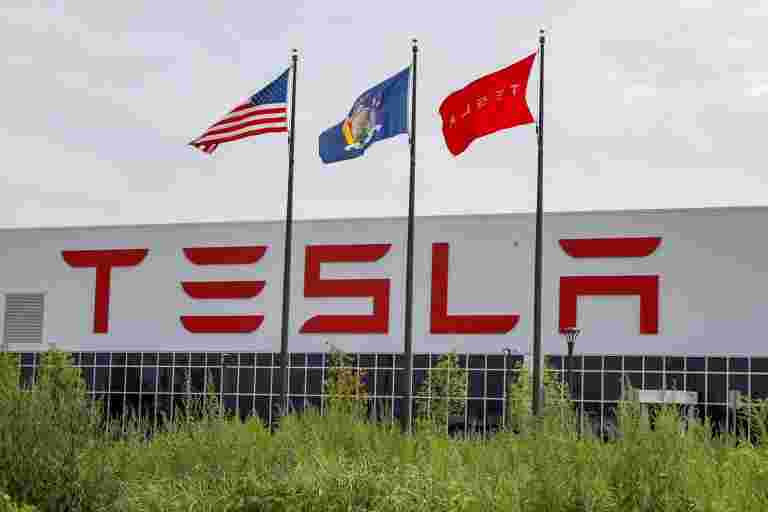 Tesla CFO叶子作为汽车制造商承诺利润和更便宜的汽车
