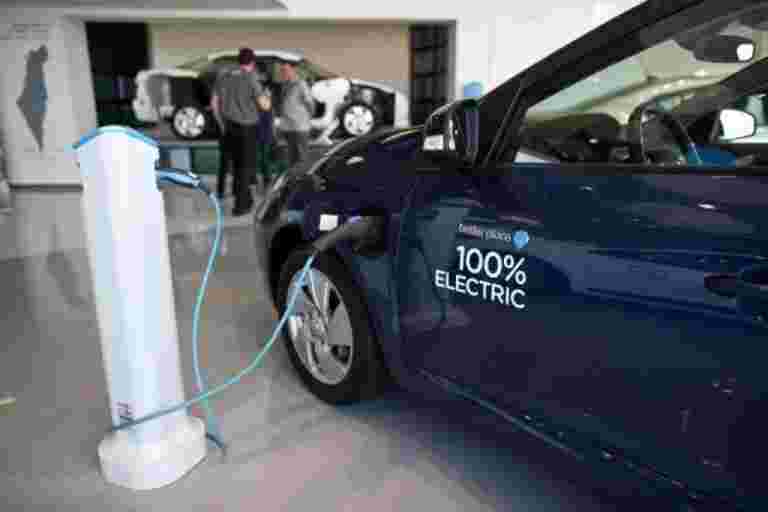 在清洁能源推动中，政府提出从注册费中豁免电动车辆
