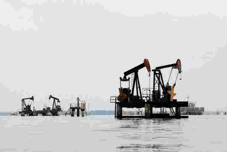 石油收益作为中东海湾紧张局势耀斑，利比亚田间关闭