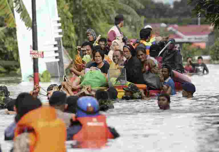 在印度尼西亚的巴布亚的闪蒸洪水中至少有50次杀死