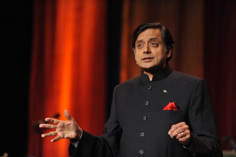Shashi Tharoor说，BJP掌握了印度的Whatsapp选举