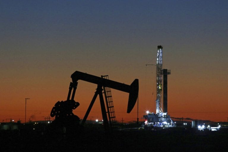 石油稳定随着海湾紧张局势抵消美国经济数据