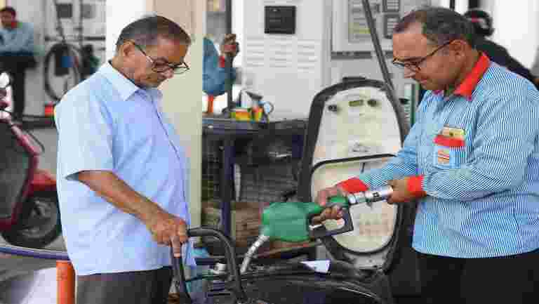燃油价格下降：政府在汽油和柴油上削减了汽油和柴油的消费税