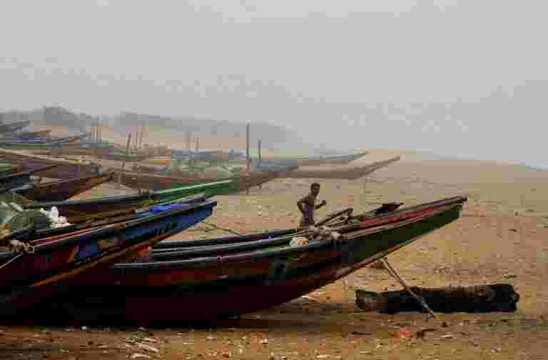 Cyclone Fani在普里大雨抵抗船用沿海腰带