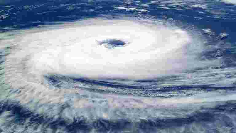 Cyclone Vayu于6月12日至13日起击中古吉拉特海岸