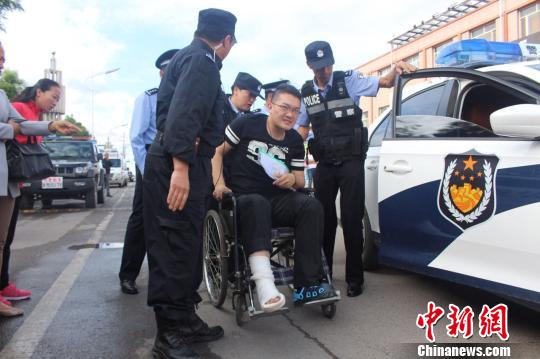 内蒙古一考生考前摔伤坐警车赴高考考场