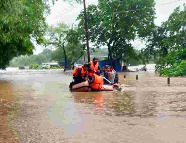 由于西马哈拉施特拉的洪水，两拉在船上淹没