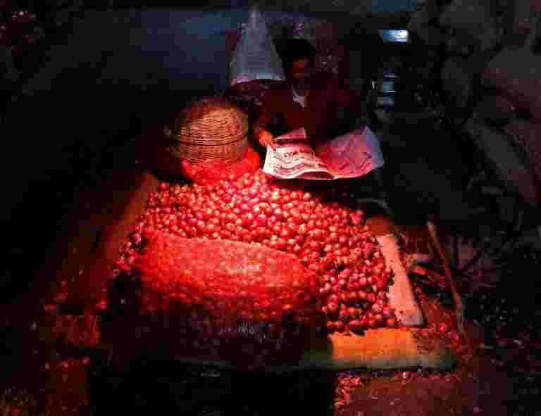 洋葱价格继续攀登; Itanagar的卢比150公斤，在孟买德里100千克以上