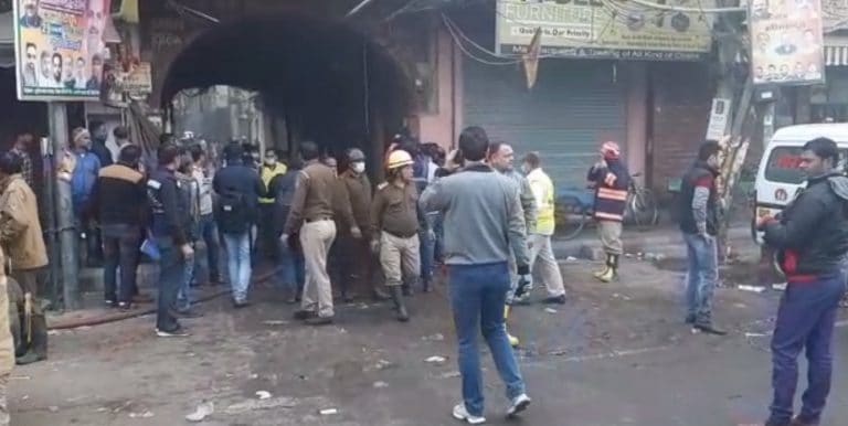 43在德里的一家工厂造成火灾