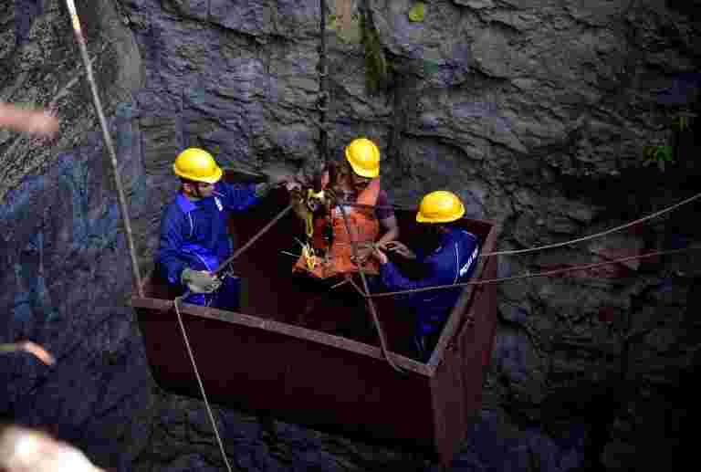 矿工的身体在一个多个月后在Meghalaya中拔出了大鼠孔矿，许多人仍然被困