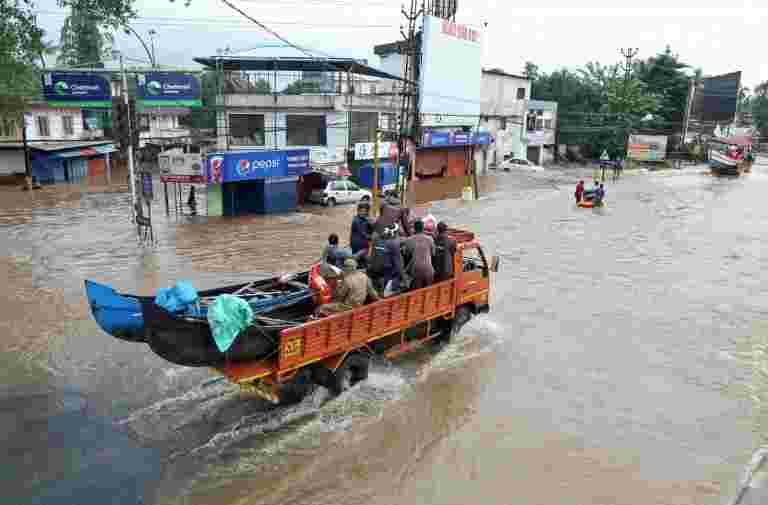 喀拉拉邦洪水：BSF在Thrissur救出200多个200多，助理康复工作