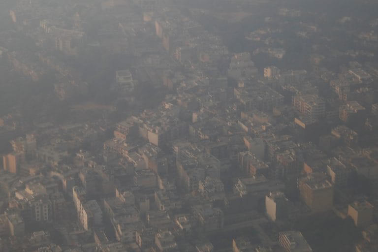 德里的污染水平急剧前方盗贼厚厚的雾霾吞没城市：当局