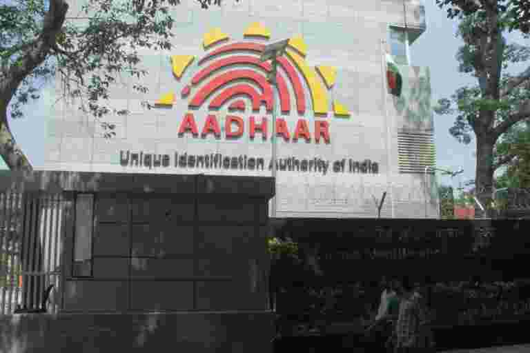 Aadhaar注册，由银行更新服务，邮政办公室留下来留下来，说Uidai CEO