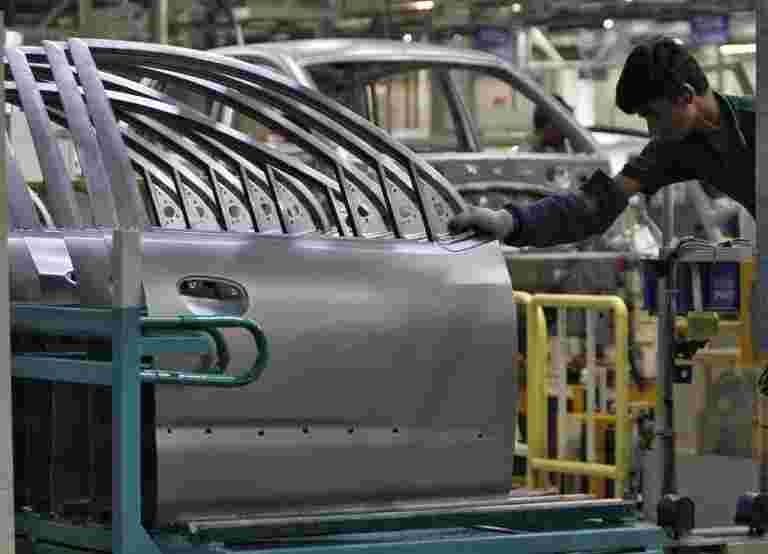印度汽车公司削减了更多的工作，停止生产来解决减速